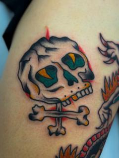 Traditional cartoon skull tattoo by @leeregantattoo