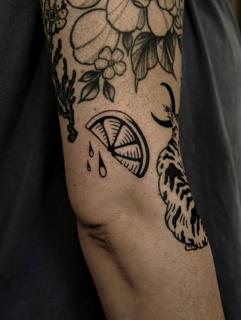Blackwork lemon slice tattoo by @fabrikatattooaesthetica