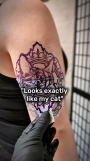 Illustrative crowned cat tattoo by @lorr.ink