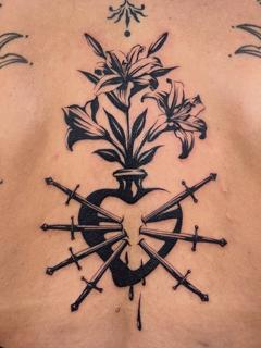 Blackwork floral pierced heart tattoo by @loz_tattooer