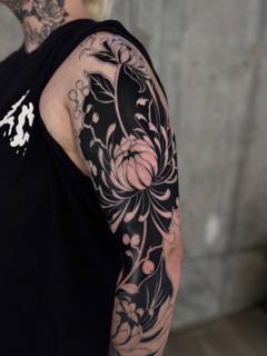Blackwork chrysanthemum floral tattoo by @loz_tattooer