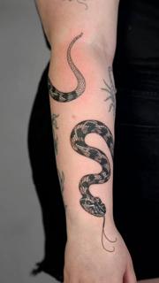 Blackwork snake tattoo by @lozzarachtattooer