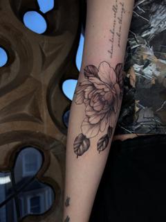 Fine line floral design tattoo by @lucysaffrontattoo