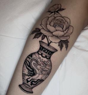 Blackwork dragon vase tattoo by @lunalucerotattoo