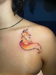 Illustrative watercolor fox tattoo by @mama.tattooo