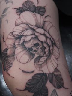Blackwork skull floral tattoo by @marisatattooartist
