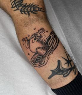 Illustrative frog in water tattoo by @quipstertattoos