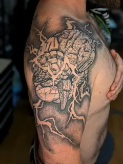 Geometric blackwork shattering brain tattoo by @fearn_tattoo