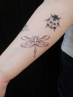 Fine line dragonfly tattoo by @myb_ink