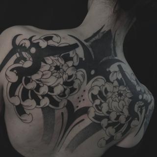 Japanese floral design tattoo by @nako_tattoo