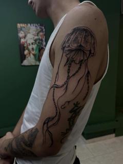 Linework jellyfish tattoo by @psi.xi.tatt