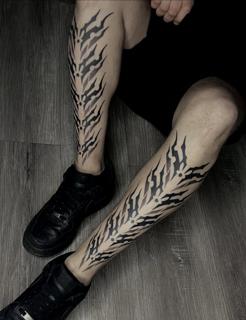 Blackwork abstract tribal tattoo by @omnia_black_