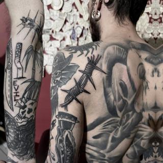 Blackwork barbed wire tattoo by @stonerstattoo
