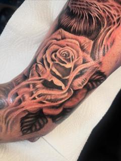 Realism realistic rose tattoo by @parispamelatattoo