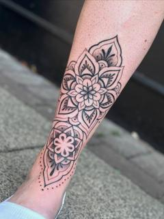 Ornamental mandala flower tattoo by @parispamelatattoo