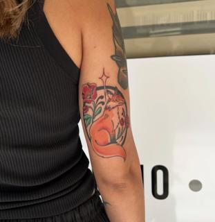 Illustrative fox and flowers tattoo by @buggietattoostudio
