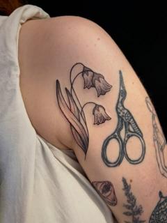 Fine line bell flowers tattoo by @poppyoliviatattoo