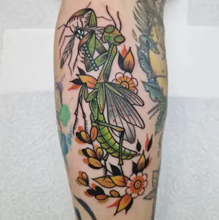 Traditional praying mantis tattoo by @rabtattoo