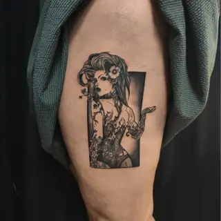 Blackwork floral woman tattoo by @regna.sm_tattooer