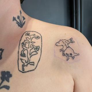 Illustrative playful dragon tattoo by @lichentats