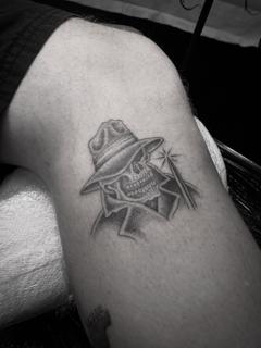 Blackwork skull detective tattoo by @sonnyrohantattoo