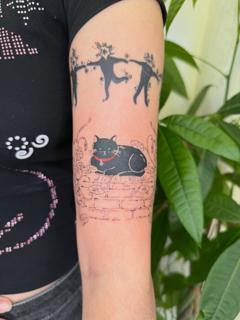 Illustrative black cat tattoo by @soso_tattoo.hk