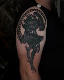 Illustrative xenomorph creature tattoo by @goretattoos