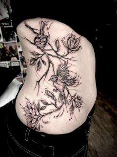 Illustrative blackwork floral birds tattoo by @tattooinestudios