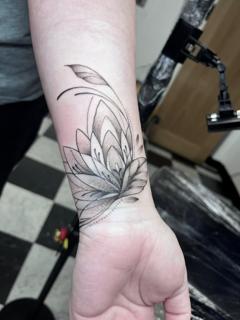 Fine line floral design tattoo by @traceless.laser