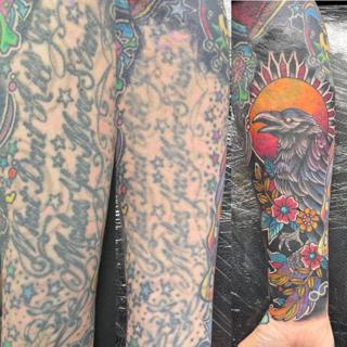 Neo-traditional raven and flowers tattoo by @traceless.laser