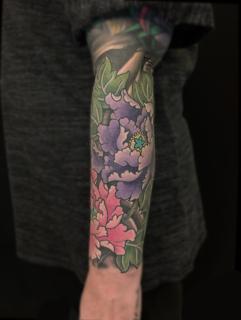 Japanese floral sleeve tattoo by @trav.tatts