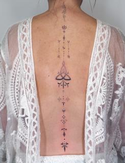 Fine Line ornamental spine tattoo by @vivi_b_tattoo