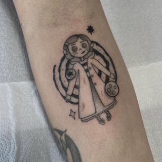 Illustrative cartoon coraline character tattoo by @yasart.tattoo