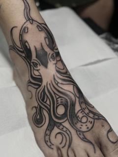 Blackwork stylized octopus tattoo by @yasart.tattoo