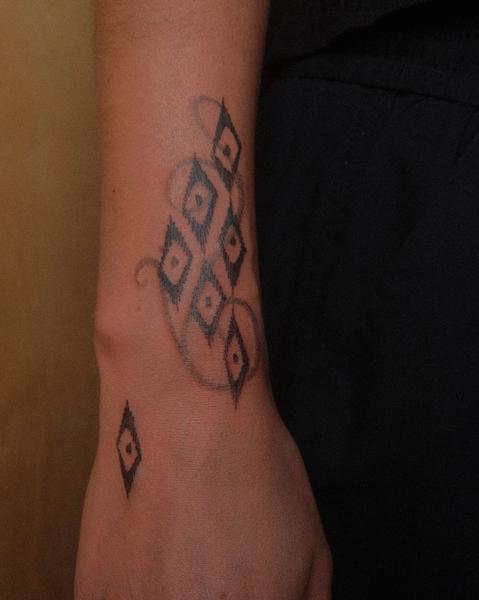 Blackwork geometric diamonds tattoo by @2can.tattooer