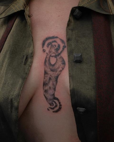 Blackwork abstract form tattoo by @2can.tattooer