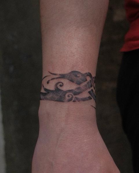 Blackwork abstract band tattoo by @2can.tattooer