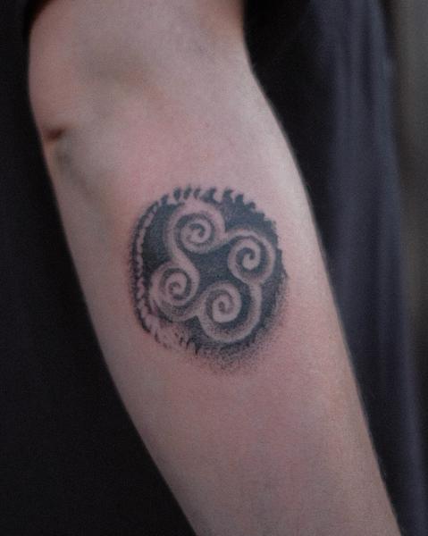 Blackwork triple spiral tattoo by @2can.tattooer