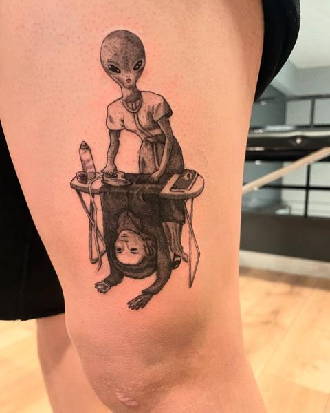 Illustrative alien ironing tattoo by @ilias_nyxta