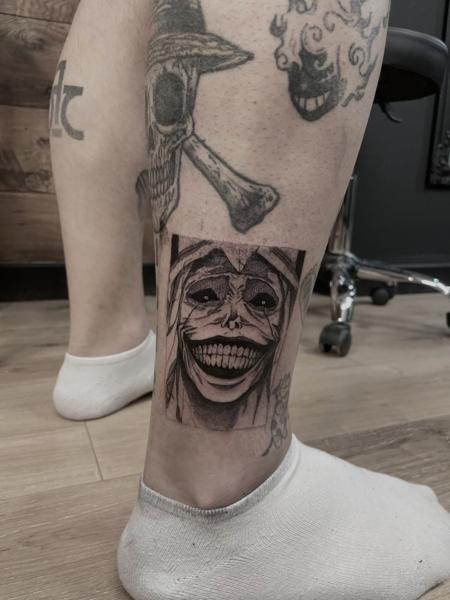 Blackwork creepy smiling face tattoo by @ilias_nyxta