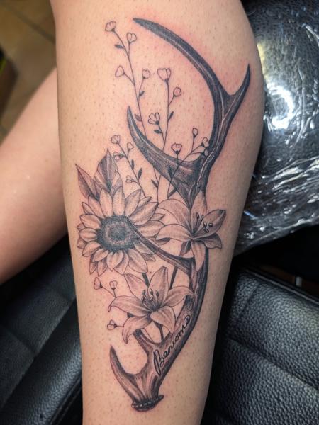 Fine Line floral antler tattoo by @_lashawnrose