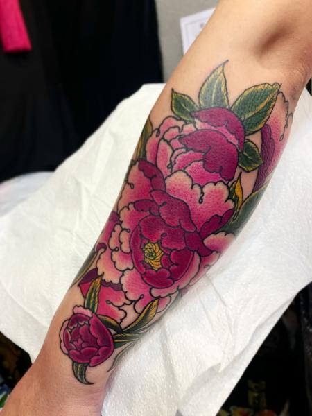 Neo-traditional peony flowers tattoo by @abbiewilliamstattoo