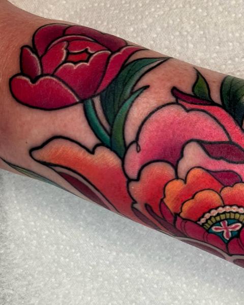 Neo-traditional traditional flowers tattoo by @abbiewilliamstattoo