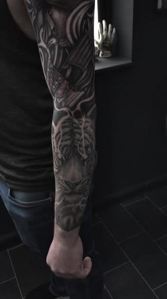 Realism dark tiger tattoo by @adsnowden_tattoo
