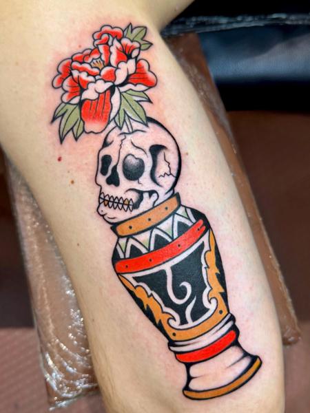 Traditional skull vase tattoo by @gk._tattoo