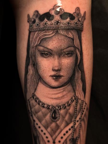 Dotwork queen portrait tattoo by @aimeecornwelltattoo