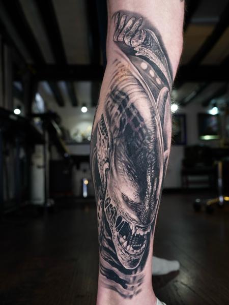 Realism alien creature tattoo by @akuznecovas_tattoo