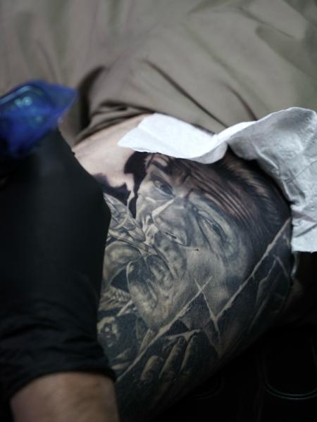 Realism smoking portrait tattoo by @akuznecovas_tattoo