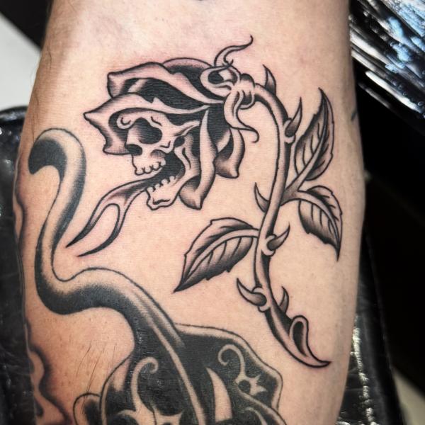 Blackwork skull rose tattoo by @al_pomeroy
