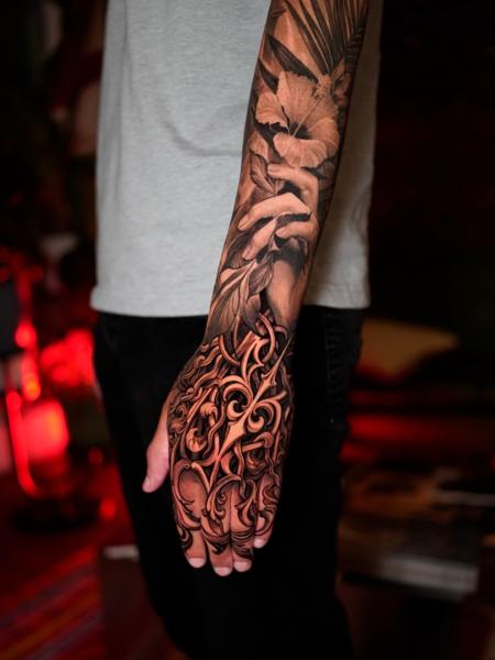 Realism floral hand tattoo by @alenatattoos
